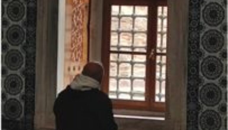 foto: “Un dio ci salverà?” di Antonietta Parente