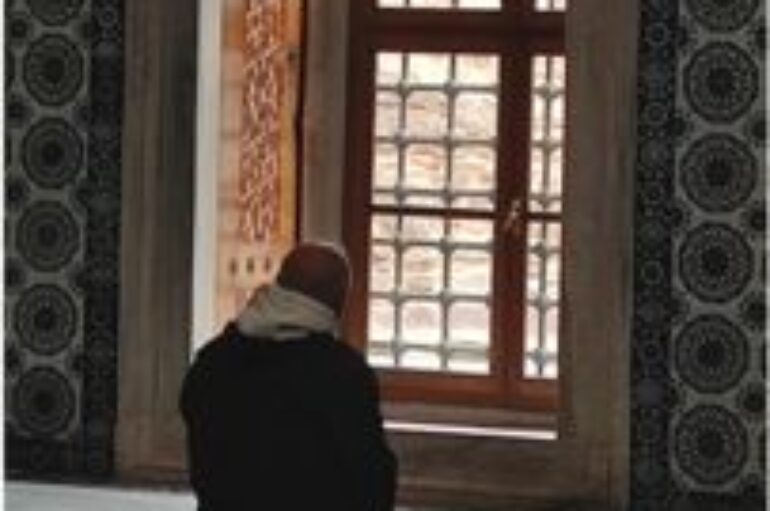 foto: “Un dio ci salverà?” di Antonietta Parente